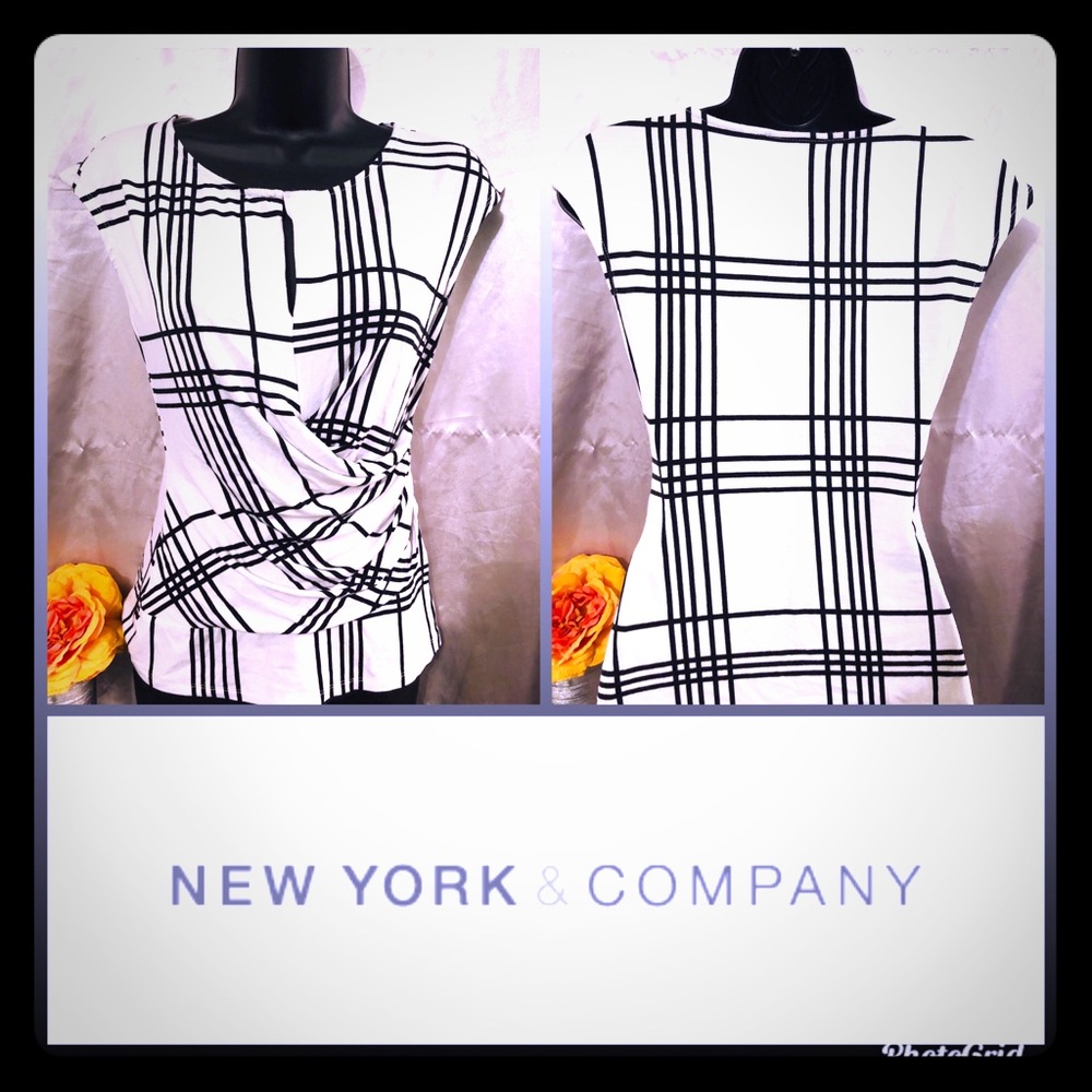 ⭐️5/$20⭐️Like New Black & White Blouse